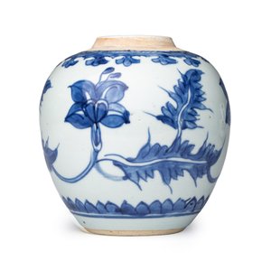 A pair of Chinese blue and white jars with floral design — photo 5