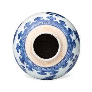 A pair of Chinese blue and white jars with floral design — photo 6