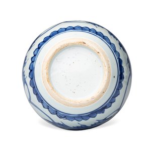 A pair of Chinese blue and white jars with floral design — photo 7