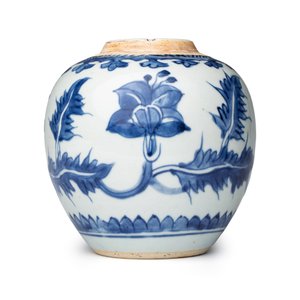A pair of Chinese blue and white jars with floral design — photo 8