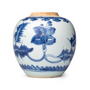 A pair of Chinese blue and white jars with floral design — photo 9