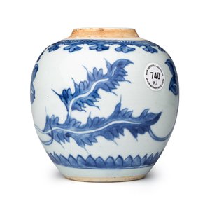 A pair of Chinese blue and white jars with floral design — photo 10
