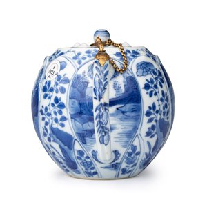 A pair of Chinese blue and white lotus-shaped teapots with mounts — photo 3