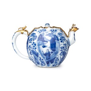 A pair of Chinese blue and white lotus-shaped teapots with mounts — photo 4