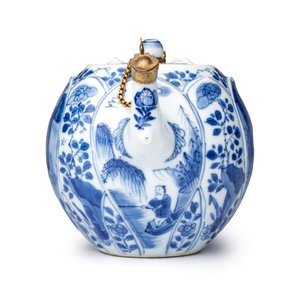A pair of Chinese blue and white lotus-shaped teapots with mounts — photo 5