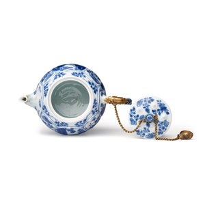 A pair of Chinese blue and white lotus-shaped teapots with mounts — photo 6