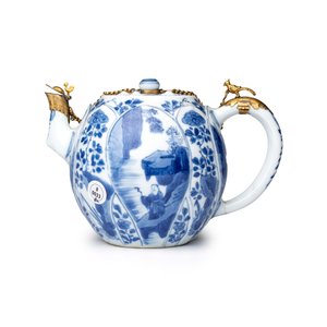 A pair of Chinese blue and white lotus-shaped teapots with mounts — photo 8