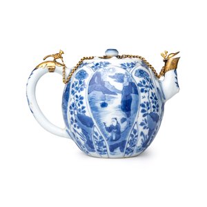 A pair of Chinese blue and white lotus-shaped teapots with mounts — photo 10