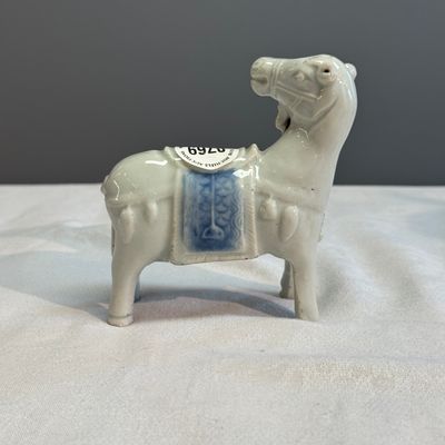 A pair of Chinese blue and white models of horses — photo 11