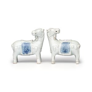 A pair of Chinese blue and white models of horses — photo 2