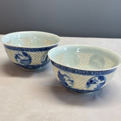 A pair of Chinese blue and white reticulated 'Linglong' bowls with landscape panels — photo 1