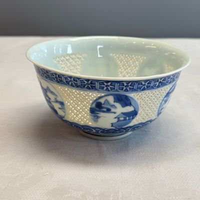 A pair of Chinese blue and white reticulated 'Linglong' bowls with landscape panels — photo 2
