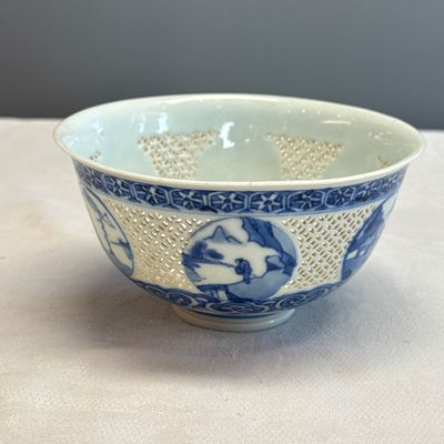 A pair of Chinese blue and white reticulated 'Linglong' bowls with landscape panels — photo 24