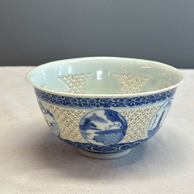 A pair of Chinese blue and white reticulated 'Linglong' bowls with landscape panels — photo 26