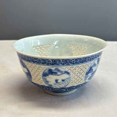 A pair of Chinese blue and white reticulated 'Linglong' bowls with landscape panels — photo 27
