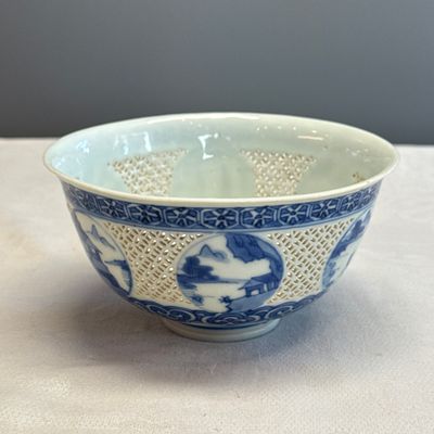 A pair of Chinese blue and white reticulated 'Linglong' bowls with landscape panels — photo 28