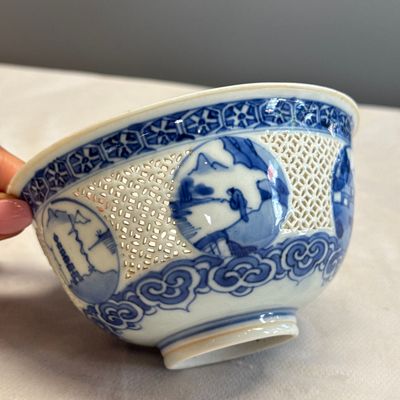 A pair of Chinese blue and white reticulated 'Linglong' bowls with landscape panels — photo 30