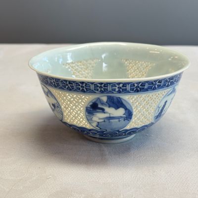 A pair of Chinese blue and white reticulated 'Linglong' bowls with landscape panels — photo 3