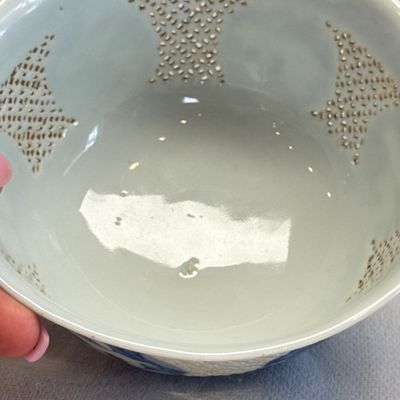 A pair of Chinese blue and white reticulated 'Linglong' bowls with landscape panels — photo 35