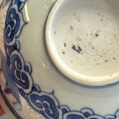 A pair of Chinese blue and white reticulated 'Linglong' bowls with landscape panels — photo 39