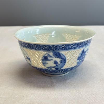 A pair of Chinese blue and white reticulated 'Linglong' bowls with landscape panels — photo 4