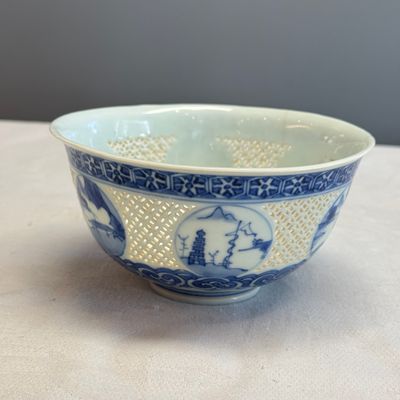 A pair of Chinese blue and white reticulated 'Linglong' bowls with landscape panels — photo 5