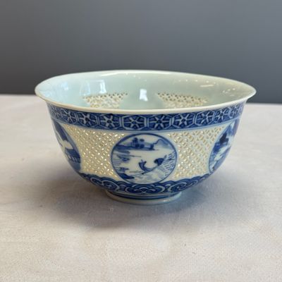 A pair of Chinese blue and white reticulated 'Linglong' bowls with landscape panels — photo 6