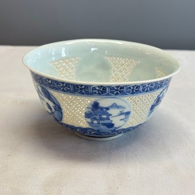 A pair of Chinese blue and white reticulated 'Linglong' bowls with landscape panels — photo 7