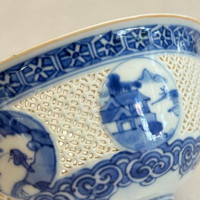 A pair of Chinese blue and white reticulated 'Linglong' bowls with landscape panels — photo 8