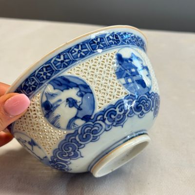 A pair of Chinese blue and white reticulated 'Linglong' bowls with landscape panels — photo 9