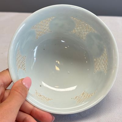 A pair of Chinese blue and white reticulated 'Linglong' bowls with landscape panels — photo 10