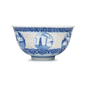 A pair of Chinese blue and white reticulated 'Linglong' bowls with landscape panels — photo 11