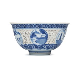 A pair of Chinese blue and white reticulated 'Linglong' bowls with landscape panels — photo 12