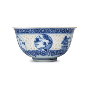 A pair of Chinese blue and white reticulated 'Linglong' bowls with landscape panels — photo 13