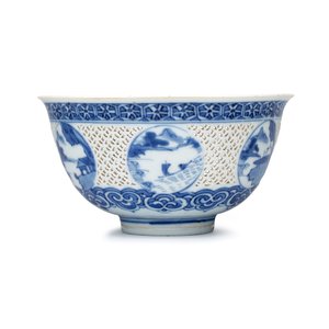 A pair of Chinese blue and white reticulated 'Linglong' bowls with landscape panels — photo 15