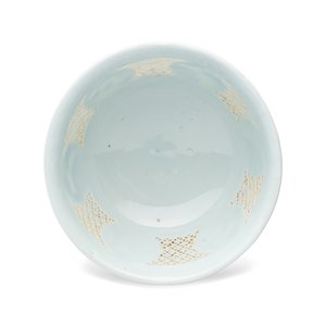 A pair of Chinese blue and white reticulated 'Linglong' bowls with landscape panels — photo 16