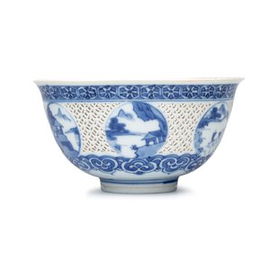A pair of Chinese blue and white reticulated 'Linglong' bowls with landscape panels — photo 2