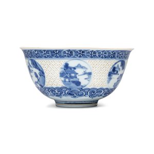 A pair of Chinese blue and white reticulated 'Linglong' bowls with landscape panels — photo 3