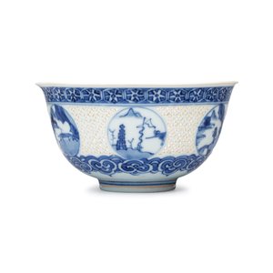 A pair of Chinese blue and white reticulated 'Linglong' bowls with landscape panels — photo 4