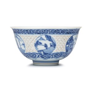A pair of Chinese blue and white reticulated 'Linglong' bowls with landscape panels — photo 5