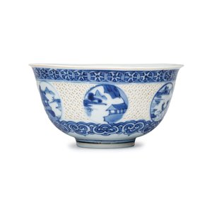 A pair of Chinese blue and white reticulated 'Linglong' bowls with landscape panels — photo 6