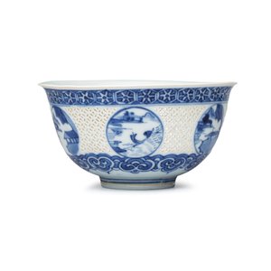 A pair of Chinese blue and white reticulated 'Linglong' bowls with landscape panels — photo 7