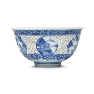 A pair of Chinese blue and white reticulated 'Linglong' bowls with landscape panels — photo 10