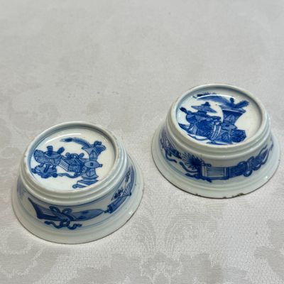 A pair of Chinese blue and white salt trenchers with antiquities design — 照片 1