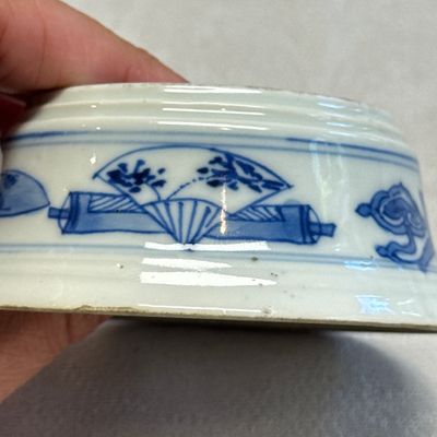 A pair of Chinese blue and white salt trenchers with antiquities design — 照片 11