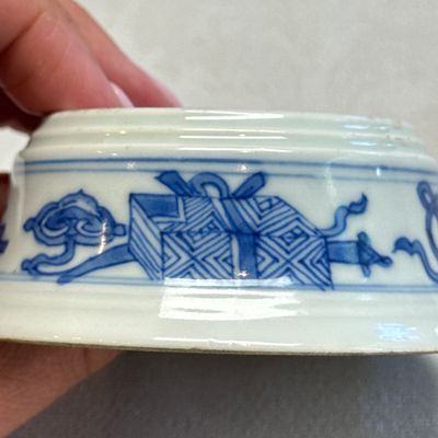 A pair of Chinese blue and white salt trenchers with antiquities design — 照片 12