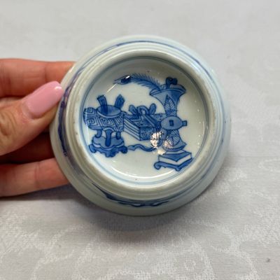 A pair of Chinese blue and white salt trenchers with antiquities design — 照片 2
