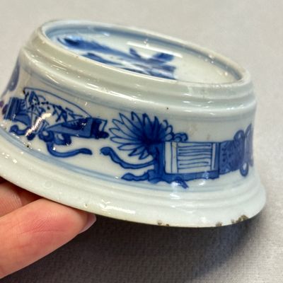 A pair of Chinese blue and white salt trenchers with antiquities design — 照片 24