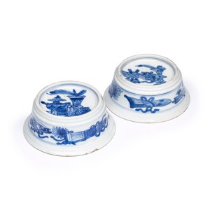 A pair of Chinese blue and white salt trenchers with antiquities design — 照片 1