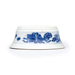 A pair of Chinese blue and white salt trenchers with antiquities design — 照片 3